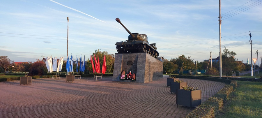 Памятник освободителям Вейделевки – танк ИС-2..