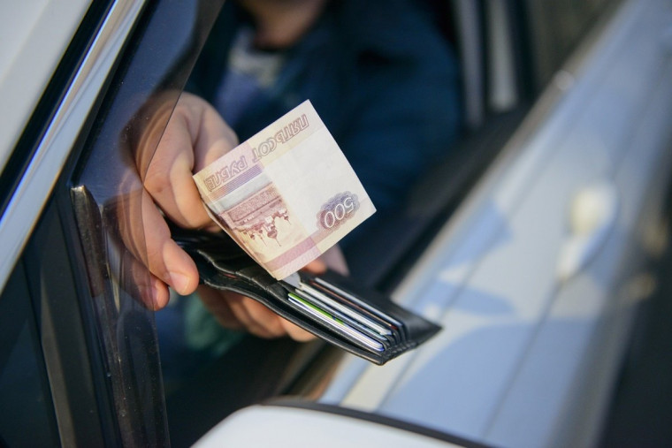 Водитель решил избежать административной ответственности и дал взятку сотруднику полиции. Водитель решил избежать административной ответственности и дал взятку сотруднику полиции.